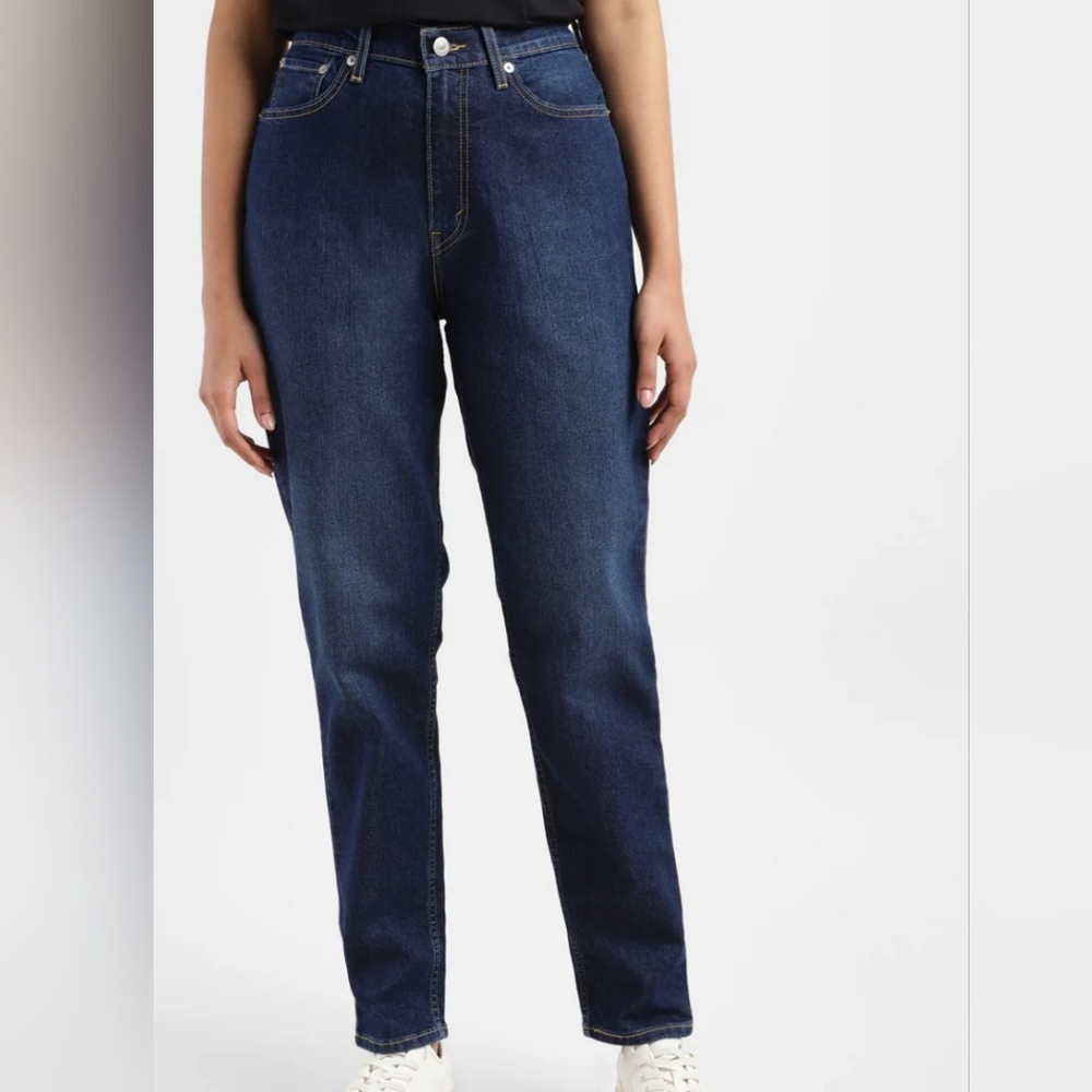 NWT!! Arizona Jeans Co. Mom High Rise Jeans. Size 3